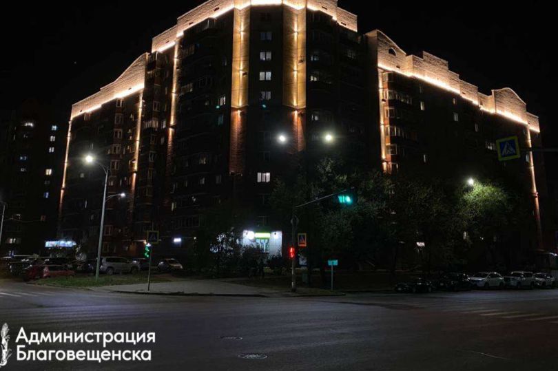 «Лицо» городской многоэтажки на Горького — Пушкина в Благовещенске засияло 