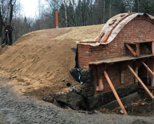 На территории усадьбы в Выборгском районе продолжаются работы по восстановлению гранитного погреба