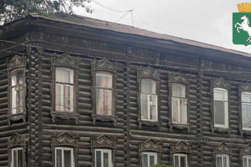 Пострадавший от пожара деревянный дом в Томске восстановили