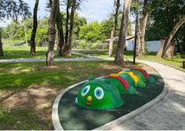 В приморской Чугуевке после благоустройства в парке появилась веселая гусеница