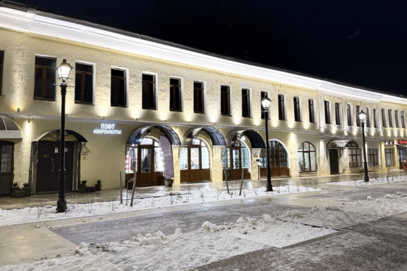 Дом городской с лавками в Ростове Великом украсила архитектурная подсветка