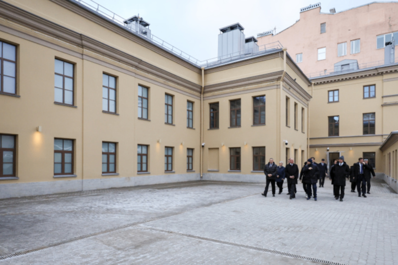 В историческую застройку Петербурга бережно вписан многофункциональный спортивный комплекс