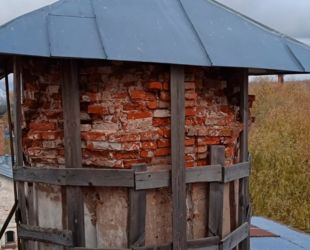 На Деревяницком монастыре в Великом Новгороде закрыли разрушенный купол