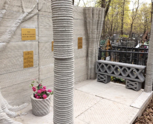 На Ваганьковском кладбище в Москве установили первый в мире памятник, напечатанный на строительном 3D-принтере