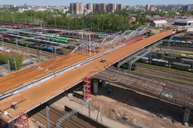 В Петербурге строители надвинули почти 100 метров металлоконструкции левого направления Цимбалинского путепровода