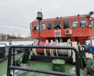 Ледокол «Невская застава» работает в районе строительства опор Большого Смоленского моста