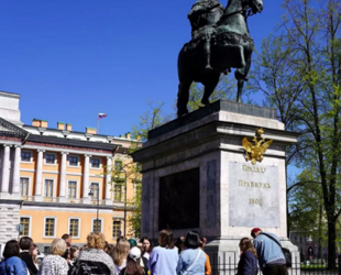 На памятник Петру I у Михайловского замка нанесли искусственную патину