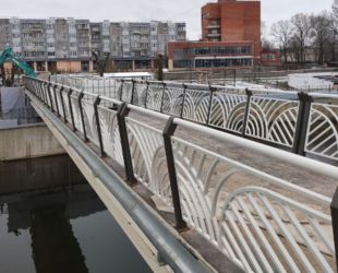 Завершается строительство пешеходного моста в Луге