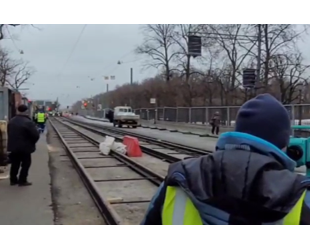 Рядом с Михайловским замком дорожники ремонтируют трамвайные пути