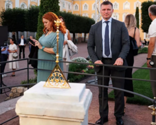 В Петергофе официально открыли воссозданные солнечные часы времен XVIII века