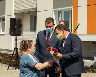 Губернатор Свердловской области Евгений Куйвашев в Нижней Туре вручил ключи от квартир жильцам первого в регионе дома для арендаторов