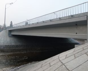 Возобновлено движение транспорта по мосту через реку Оредеж