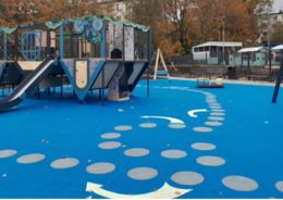 В Петербурге на новой детской площадке Сестрорецка «перевернули» деревья и домики