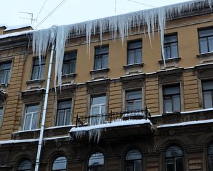 Почти 4 тыс петербуржцев получили травмы из-за гололеда минувшей зимой