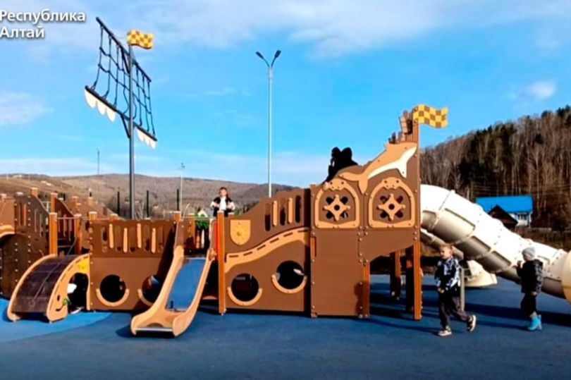 На детской площадке в Алтайском селе Кызыл-Озек пришвартовалась Бригантина