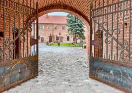 В замке Нойхаузен установили копию исторических ворот 