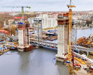 В Калининграде построили первые башни железнодорожного моста через Преголю