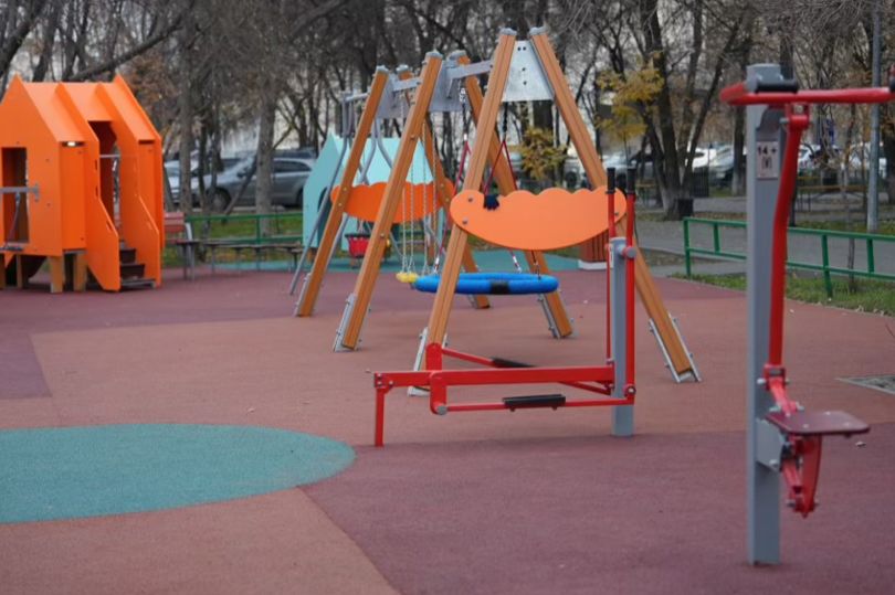 На центральной улице Тюмени построили многофункциональную детскую площадку