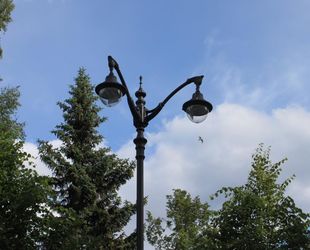 На Осокиной улице в Кронштадте установили наружное освещение – впервые за ее вековую историю