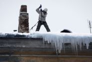 В Петербурге снова чистят крыши от снега и сосулек