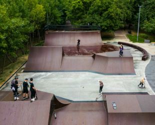 Площадку для скейтеров оборудовали в парке 60-летия Октября в Москве