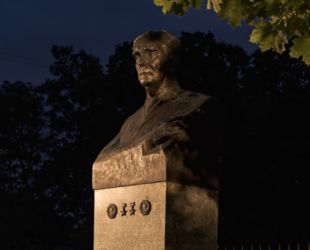 Акцентной подсветкой оформлен памятник-бюст Петру Капице в Кронштадте