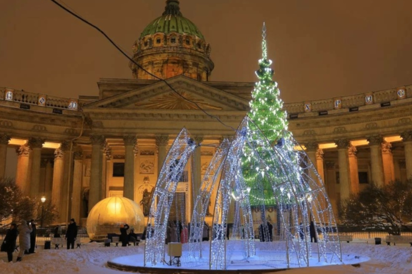 Водные жемчужины в виде световых инсталляций украсили Петербург