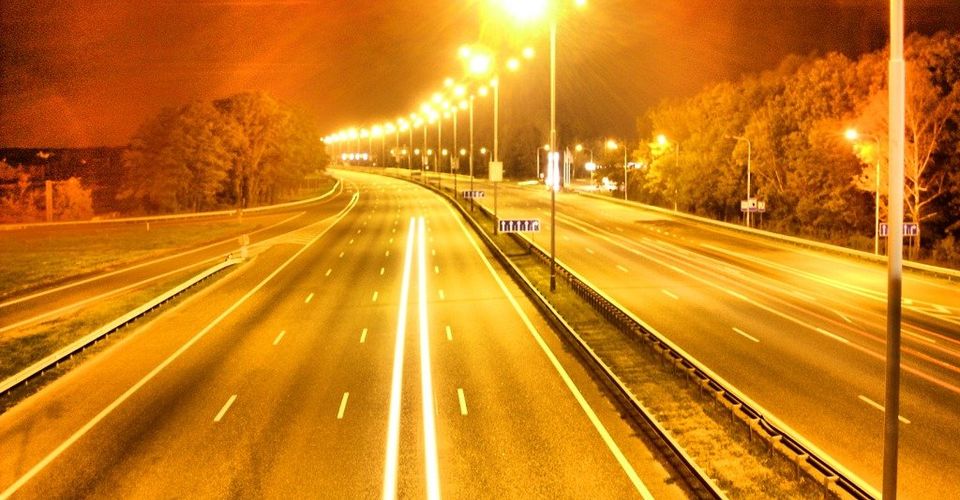 Желтый свет на дороге. Фонари у дороги. Желтые фонари и дорога. Автомагистраль фонари ночь. Фонари на дороге днем.