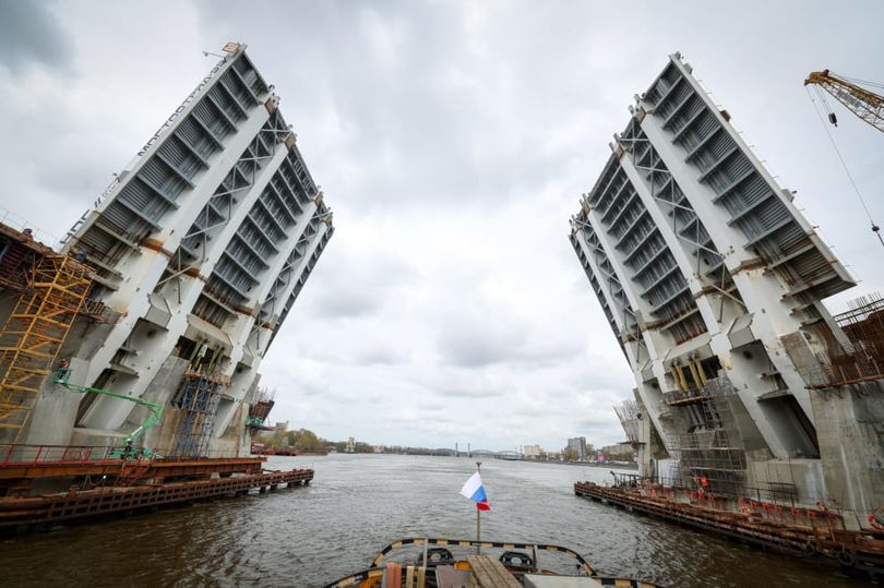 Большой Смоленский мост готов к проводке судов по фарватеру Невы