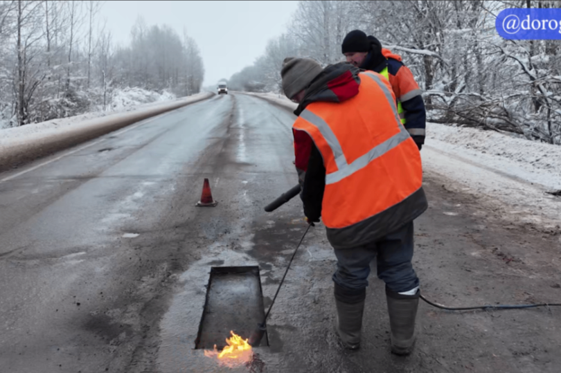 Холодный асфальт положили под ленинградским Волховом в ходе ямочного ремонта
