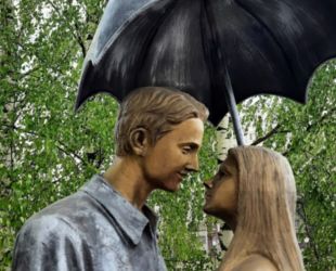 Скульптуру парочки под зонтом для Тихвина сделали в Москве