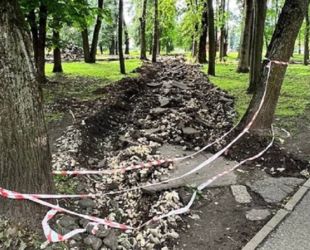 В Кремлёвском парке Великого Новгорода начался демонтаж старых дорожек