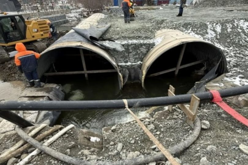 В русле реки Правда в Сахалинской области выполнили монтаж двух водопропускных труб