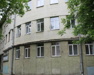 Бывшее здание школы, где в настоящее время располагается Петровский колледж, включено в реестр в качестве объекта культурного наследия регионального значения