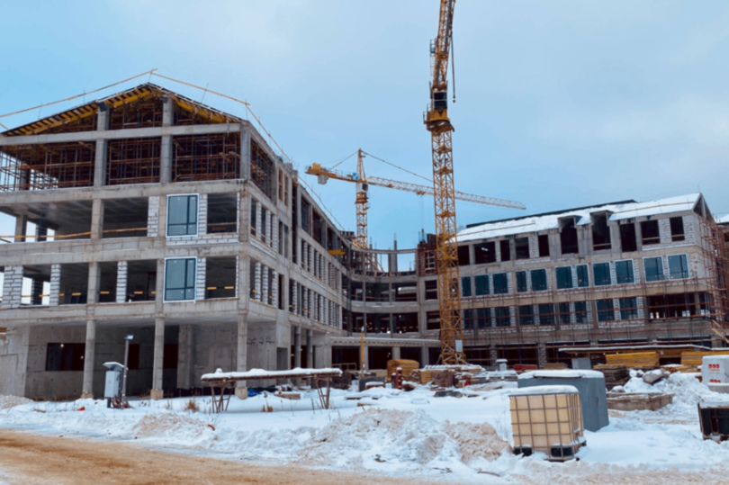 На стройке школы на 1300 мест в ленинградском Новоселье переходят к формированию общественных пространств