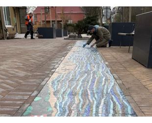 В Зеленоградске на улице появилось мозаичное панно в виде волны