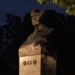Акцентной подсветкой оформлен памятник-бюст Петру Капице в Кронштадте
