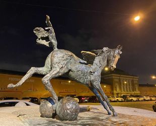 Бронзовые Пегасы на Большой Конюшенной улице в Петербурге получили художественную подсветку в год 10-летия со дня установки 