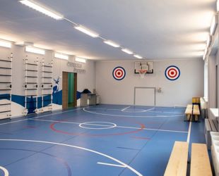 В мурманской прогимназии № 51 обновили спортивный зал с раздевалкой в рамках плана «На Севере - жить!»