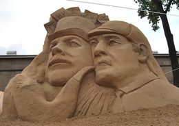 Группа ЛСР поставила песок на фестиваль песчаных скульптур