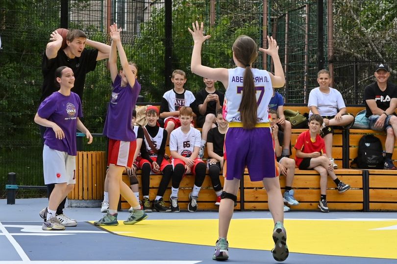 В Коми открылась новая баскетбольная площадка при участии звезд российского баскетбола