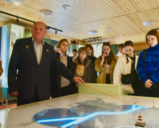 Студенты-архитекторы знакомятся с Дорогой жизни