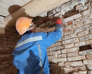Реставраторы проводят вычинку каменной и кирпичной кладки в Тарарыгиной башне