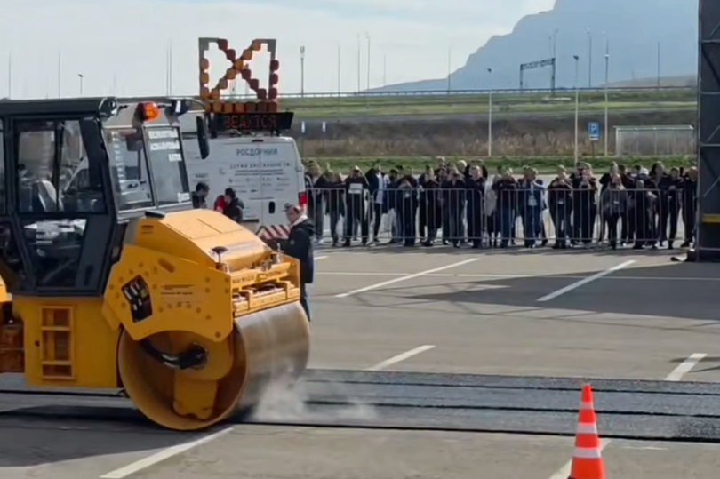 На Ставрополье впервые в России продемонстрировали беспилотную технологию укладки дорожного полотна