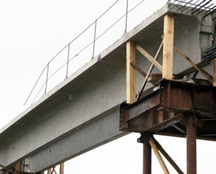 Новый мост в Киришах «встает на ноги»