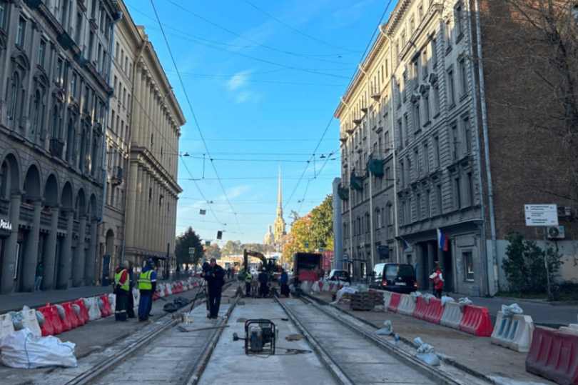 Дорожники обновляют трамвайные пути на улице Куйбышева в Санкт-Петербурге