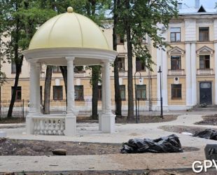 В парке Надежды в Великом Новгороде уже установили ротонду