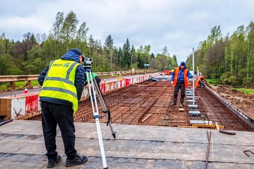В Мошенском округе Новгородской области продолжается ремонт моста через реку Сухая