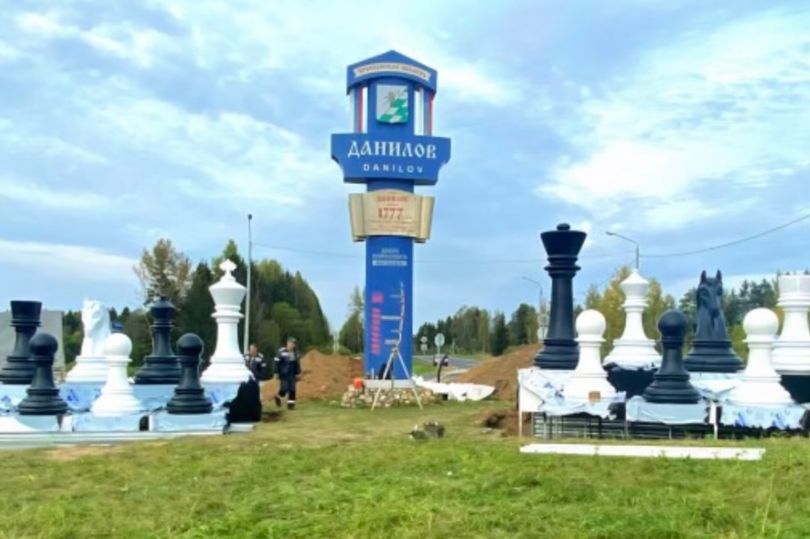 В Ярославской области оформляют в шахматной стилистике въезд в Данилов