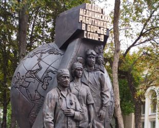 В Москве установили памятник борцам с коронавирусом
